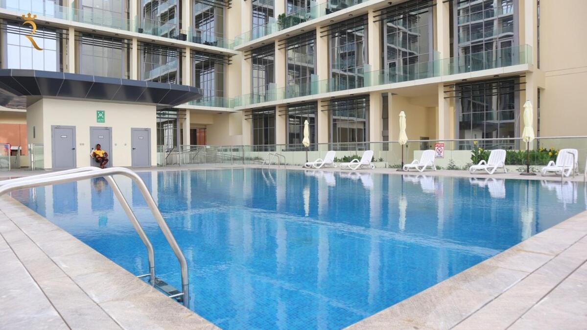 Masdar 2br Luxe Pool Comfy Near Auh *